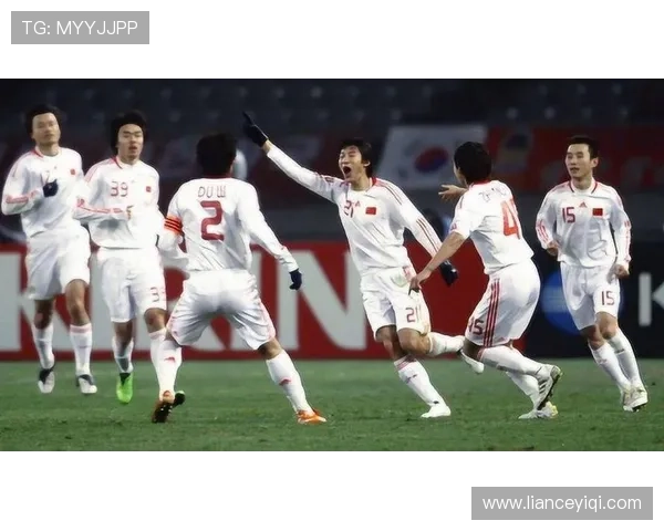 国足鏖战东亚杯强势逆转韩国队重燃晋级希望全场沸腾